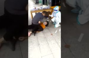 26 શહેરોમાં લોકડાઉન છતાં ‘પરાણે ટેસ્ટ’; ચીનમાં કોરોના ટેસ્ટિંગ માટે મહિલાને નીચે પછાડી હાથ-પગ દબાવીને બળજબરી લીધું ‘ટેસ્ટિંગ’, જુઓ Video