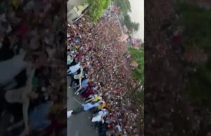 ઈદની ઉજવણી : ‘શાહરુખે મન્નત’ બહાર આવીને ચાહકોનું કર્યું અભિવાદન, ‘સલમાને ઘરના ટેરેસ’ પરથી ચાહકોને કર્યું સલામ, જુઓ Video