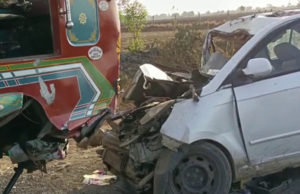 આટકોટ પાસે ટ્રક અને કાર સામસામી ધડાકાભેર અથડાતાં કાર વળી ‘પડીકુ’; ક્રેનથી કારચાલકને બહાર કઢાયો, કારમાંથી 60 બોટલ વિદેશી દારૂ મળી!