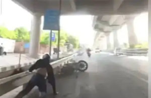 ‘વિવાદ, ધમકી અને ટક્કર’ : દિલ્હીમાં હિટ એન્ડ રન; બંને વચ્ચે ગાળાગાળી બાદ કારચાલકે બાઈકસવારને મારી ટક્કર, પોલીસે કેસ કર્યો દાખલ, જુઓ Video