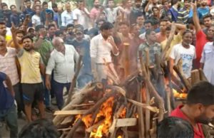 ઉદયપુરમાં તાલિબાની હત્યા : કનૈયાલાલના અંતિમ સંસ્કાર કરાયા; પત્નીએ કહ્યું- હત્યારાઓને આપો ફાંસી, કરફ્યુ હોવા છતાં લોકોની ભારે ભીડ ઉમટી!