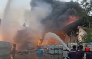 પ્રચંડ બ્લાસ્ટ સાથે આગ; વડોદરાના નંદેસરીમાં દિપક નાઈટ્રેટ કંપનીમાં બ્લાસ્ટ થતાં ભીષણ આગ, 10થી 15 કિલોમીટર દૂર સુધી સંભળાયા ધડાકા, જુઓ Video