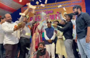 ‘ચૂંટણી પહેલા ડાયરાની મૌસમ’: ભાજપના નેતાઓની હાજરીમાં લાખા સાગઠિયા પર રૂપિયાનો કર્યો વરસાદ!