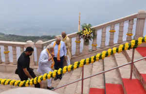 ફિટ India, ફિટ PM : પ્રધાનમંત્રી મોદી યુવાનોને શરમાવે એવી સ્ફૂર્તિથી પગથિયાં ચઢીને મહાકાલી માતાના મંદિરે દર્શન કરી આશીર્વાદ લીધા!