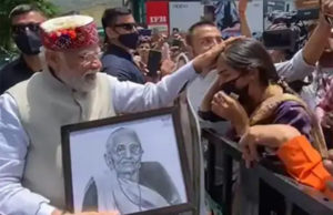 રોડ શોમાં ‘માતા હીરાબાનું પેઇન્ટિંગ’ જોઈને PM નરેન્દ્ર મોદીએ કાફલો અટકાવ્યો, યુવતીને મળીને પૂછ્યું- કેટલા દિવસમાં તૈયાર કર્યું, જુઓ Video