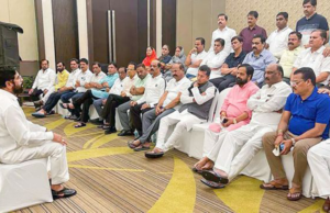 મહારાષ્ટ્રમાં નવી સરકાર; શિંદે એકલા આવશે આજે મુંબઈ, બાકીના ધારાસભ્યો હાજરી આપશે સીધા શપથ ગ્રહણમાં, ફ્લોર ટેસ્ટ નહીં થાય!