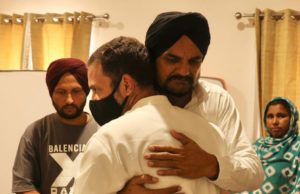 મુસેવાલાના માતા-પિતાને મળ્યા રાહુલ ગાંધી; કહ્યું- પંજાબમાં કાયદો વ્યવસ્થા સંપૂર્ણ રીતે ખોરવાઈ; શાંતિ જાળવી રાખવી “આપ” સરકાર માટે નથી શક્ય!