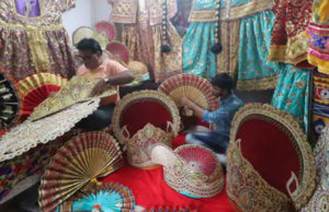 વિશેષ શણગાર : રથયાત્રા માટે ભગવાનના વાઘા તૈયાર; સોનેરી કલરના વસ્ત્રોમાં ટીકી વર્ક, રેશમ વર્ક, સાથે-સાથે ભગવાને પ્રિય એવા મોરલાની બોર્ડર!