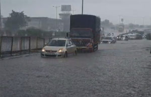 સુરતમાં સવારથી વરસાદની તોફાની બેટિંગ; કામરેજમાં 2.5 ઈંચ વરસાદ ખાબક્યો, રસ્તા અને સોસાયટીમાં ગોઠણસમા પાણી ભરાયા!