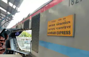 અમદાવાદથી દિલ્હી જતી ટ્રેનના ડ્રાઈવરે સંબંધીને એન્જિનમાં બેસાડ્યો; તેણે ઈમરજન્સી ડીવાઈસ સાથે કરી છેડછાડ, જે પરાક્રમ તેણે FB પર કર્યું “Live”, જવાબદાર 3 કર્મચારીઓને કર્યા સસ્પેન્ડ!