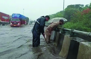 વલસાડ જિલ્લા પર મેઘરાજા મહેરબાન; ઉમરગામમાં સૌથી વધુ 6 ઈંચ વરસાદ, ઠેર-ઠેર ઘૂંટણસમા ભરાયાં પાણી; હાઇવે પર ટ્રાફિક જામના દ્રશ્યો સર્જાયા!