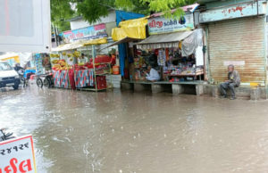 ગાજવીજ સાથે ધોધમાર વરસાદ; જૂનાગઢના માણાવદરમાં 1 કલાકમાં 3 ઈંચ વરસાદ ખાબક્યો, વાતાવરણમાં ઠંડક, ખેડૂતોમાં આનંદની લાગણી!