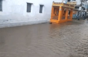 મેઘરાજાની ધમાકેદાર એન્ટ્રી; અસહ્ય બફારા બાદ બપોરે વાતાવરણમાં પલ્ટો, વીરપુર અને ગોંડલમાં ધોધમાર વરસાદ, કોલીથડ ગામમાં રસ્તા નદી બન્યા!