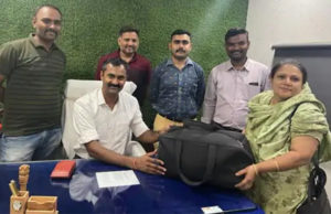 અમદાવાદ પોલીસની ખરી સેવા; રીક્ષામાં 1.50 લાખ દાગી અને અમુક રોકડા ભરેલી બેગ ભૂલી ગઈ મહિલા, CCTVથી રીક્ષાને શોધી પોલીસે પાછી અપાવી બેગ!