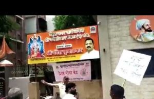 શાબ્દિક લડાઈ હવે તોડફોડ સુધી પહોંચી; કુર્લાના ધારાસભ્યની ઓફિસમાં કરી તોડફોડ, અહમદનગરમાં શિંદેની તસવીર પર કાળી શાહી લગાવી; જુઓ Video