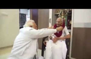 હીરાબા આજે થયાં 100 વર્ષનાં; ગાંધીનગર જઈ પ્રધાનમંત્રીએ માતાના પગ ધોઈને ચરણવંદન કરી, લાડુ ખવડાવી શાલ કરી અર્પણ, જુઓ Video