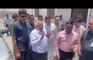 DCPનું મીડિયા સાથે કર્યું ગેરવર્તન : હીરાસર એરપોર્ટ પર બે મીડિયા કર્મચારીનું પકડ્યું ગળું, મુખ્યમંત્રી બે હાથ જોડી દિલગિરી કરી વ્યક્ત, જુઓ Video