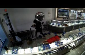 અમેરિકામાં ગુજરાતી વેપારીને ત્યાં ફિલ્મી ઢબે લૂંટ, જ્વેલર્સ શો રૂમમાં ઘૂસી બુરખાધારીએ ગણતરીની મિનિટોમાં ‘દાગી-કેશ’ લૂંટી થયા ફરાર, જુઓ Video