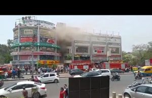 નવજાત બાળકોનું દિલધડક રેસ્ક્યુ; પરિમલ ગાર્ડન પાસે દેવ કોમ્પલેક્ષમાં આગ, જીવ બચાવવા લોકો ધાબા પર દોડ્યા, હોસ્પિટલમાંથી 13 નવજાત સહિત 60નું રેસ્ક્યુ, જુઓ Video