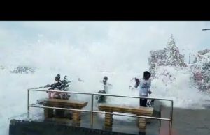 દ્વારકામાં અમાસની ભરતી; ગોમતીઘાટ પર 10 ફૂટ ઊંચા મોજા ઊછળ્યા, પ્રવાસીઓ જોખમી રીતે સ્નાન કરતા જોવા મળ્યા, જુઓ Video