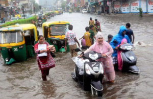 ભારે વરસાદ : પૂર્વ વિસ્તારમાં ભારે વરસાદથી જળબંબાકારની સ્થિતિ; બાઈક ચાલકનું કરંટ લાગતાં મોત, માર્ગ પર વાહનોની લાંબી કતારો લાગી!