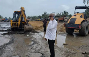 ખાડા મુદ્દે કોંગી ધારાસભ્ય અધિકારી પર ભડક્યાં : નેશનલ હાઈવે પર 10-10 ફૂટના ખાડા; ભગવાન બારડે સ્વખર્ચે મશીનરી હાઈવે પર ઉતારી!