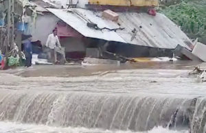 રેકોર્ડબ્રેક વરસાદ : બોડેલીમાં 22 ઈંચ; 5700નું કરાયું સ્થળાંતર, મહિલાઓએ કહ્યું: ‘અમે રાતથી ભૂખ્યા છે, કોઈ જોવા આવ્યું નથી, અમારી મદદ કરો’!