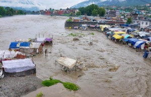 હિમાચલ : કુલુ જિલ્લામાં વાદળ ફાટવાને કારણે છલકાયું નાળું, નદીના કિનારે બનેલા ઘણા તણાયાં ઘરો, અનેક લાપતા; 22 રાજ્યોમાં ભારે વરસાદ!
