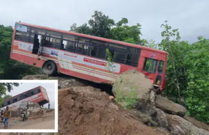 મોટી દુર્ઘટના ટળી : નવાપુરમાં એસટીની બ્રેક ફેલ થતાં ખીણના કિનારે લટકી, ડ્રાઈવરે બ્રેક ફેલ હોવાનું કહેતાં જ મુસાફરોની ચીસોથી ચરણમલ ઘાટ ગૂંજ્યો