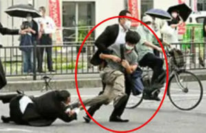 શિન્ઝો આબેની સ્થિતિ અત્યંત નાજુક, ચાલુ ભાષણ દરમિયાન નેવીના પૂર્વ સૈનિકે ગોળી મારી, ફાયરિંગ કર્યા બાદ થોડીવાર સ્થળ પર જ ઊભો રહ્યો હતો!