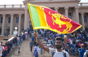 લંકામાં ફરીથી ‘મહાસંગ્રામ’; હજારો લોકો સંસદ અને પીએમ હાઉસ પહોંચ્યા, હિંસક અથડામણ વચ્ચે થયું હવાઈ ફાયરિંગ, આર્મીએ હથિયારો નીચે મૂક્યાં!