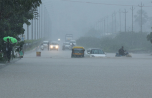 જીવન તરબતર : સુરતમાં 28 કલાકમાં ઉધનામાં 8, વરાછામાં 6 ઈંચ વરસાદ ખાબક્યો, કોઝવે-ખાડીઓ ઓવરફ્લો થવાના આરે, પાલિકા અને તંત્ર એલર્ટ!