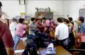 ઠપકો : વિદ્યાર્થિનીનો કાન પકડતાં માર પડ્યો : પશ્ચિમ બંગાળમાં શિક્ષિકાને નિર્વસ્ત્ર કરી માર મરાયો, લોકોના વિરોધ પછી પોલીસ એક્શનમાં આવી, 4ની ધરપકડ!