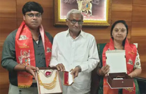 વસ્ત્રાલના પરિવારનું દાન : ઊંઝાના ઉમિયા મંદિર ખાતે માતાજીના શ્રૃગાંર માટે 5 લાખ રૂપિયાના 100 ગ્રામ સોનાના આભૂષણ ભેટમાં આપ્યા!