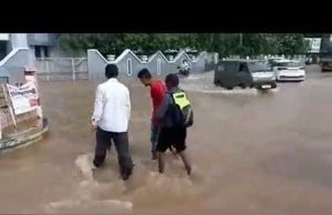 બોરસદમાં 11 ઈંચ વરસાદ; મધરાતે ગાજવીજ-તોફાની પવન સાથે ધોધમાર વરસાદથી 4 કલાકમાં જળબંબાકારની સ્થિતિ, 11 પશુનાં મોત, જુઓ Video