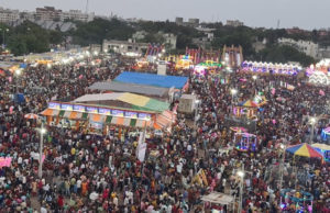 તહેવારની મોસમ : શ્રાવણી લોકમેળામાં હૈયેથી હૈયુ દળાયું; સૌરાષ્ટ્રનું પેરિસ ગણાતું જામનગરમાં શ્રાવણી લોકમેળાની મોજ માણવા દૂર-દૂરથી લોકો આવ્યાં!