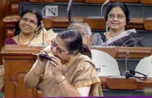 વિરોધ : મહિલા સાંસદ કાચા રીંગણ લઈને પહોંચ્યા સંસદમાં; કહ્યું – LPG એટલો મોંઘો છે કે વ્યક્તિએ કાચા શાકભાજી ખાવાનો લેવો પડે છે આશરો!