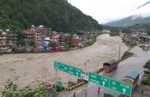 હિમાચલમાં ભારે વરસાદને કારણે 5 લોકોનાં મોત, 15 ગુમ; ગોહરમાં એક જ પરિવારના 8 સભ્ય કાટમાળ નીચે દટાયા, પંજાબને જોડતા રેલવે પુલ તૂટ્યો!