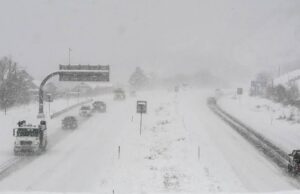 ન્યૂયોર્કમાં 8 ફૂટ બરફના થર; 10 હજાર ફ્લાઈટ્સ રદ: અમેરિકામાં બરફના તોફાનથી તબાહી, 34થી વધુનાં મોત, ક્યાંક પારો માઈનસ 42 ડિગ્રી તાપમાન