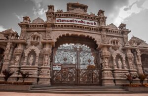 વડતાલનો મુદ્દો ખુદ સ્વામિનારાયણ સંપ્રદાયના અન્ય સંસ્થાનાઓના સાધુઓ વધારવામાં રસ દાખવ્યો