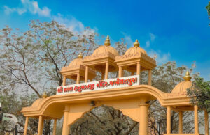 જમિયતપુરા મંદિર વિવાદ : આચાર્ય કૌશલેન્દ્રપ્રસાદના ઈશારે નવા મહંતે રાતોરાત ચાર્જ સંભાળ્યો, વિરોધમાં જાતિવાદ