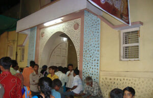 સ્વામિનારાયણ સંપ્રદાય : ધર્મના નામે દુકાન. જ્યાં પ્રસાદ સહીત બધું વેચાય છે જયારે વીરપુરમાં સદાવ્રત