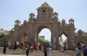 મંદિર સત્તાધારીઓની માલિકીનું છે ? : સાહેબના માણસો છે, “મોબાઈલ સાથે ચેકીંગ વિના પ્રવેશ આપો”