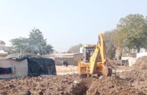 કોડીનારના મિતિયાઝમાં પોલીસની મહેરબાનીથી દારૂની રેલમછેલ, તંત્રની નિષ્ક્રીયતાથી પાણી માટે વલખા