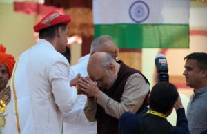 નેતાઓ પગે પડે છે અને આચાર્ય અનુયાયીઓને ઉશ્કેરે છે, “આસારામવાણી” બાદ વિડીયો ડીલીટ