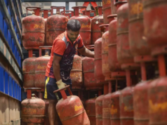 અછત કે અવ્યવસ્થા ? : દારૂના બાટલા જોઈએ એટલા મળે છે અને ગેસના બાટલાની અછત છે !