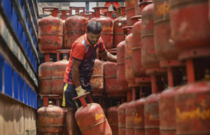 અછત કે અવ્યવસ્થા ? : દારૂના બાટલા જોઈએ એટલા મળે છે અને ગેસના બાટલાની અછત છે !