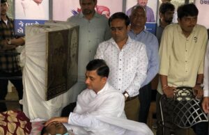 હાર્દિકના માથે પ્રદીપનો હાથ ફર્યો : એકે સમાજથી બીજાએ મશીનથી “નોટો” છાપી !