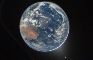 જુઓ પૃથ્વીની તસ્વીર : નાસાએ જાહેર કરી વાદળી અને ભૂરા રંગમાં પ્રકાશિત પૃથ્વીની છબી